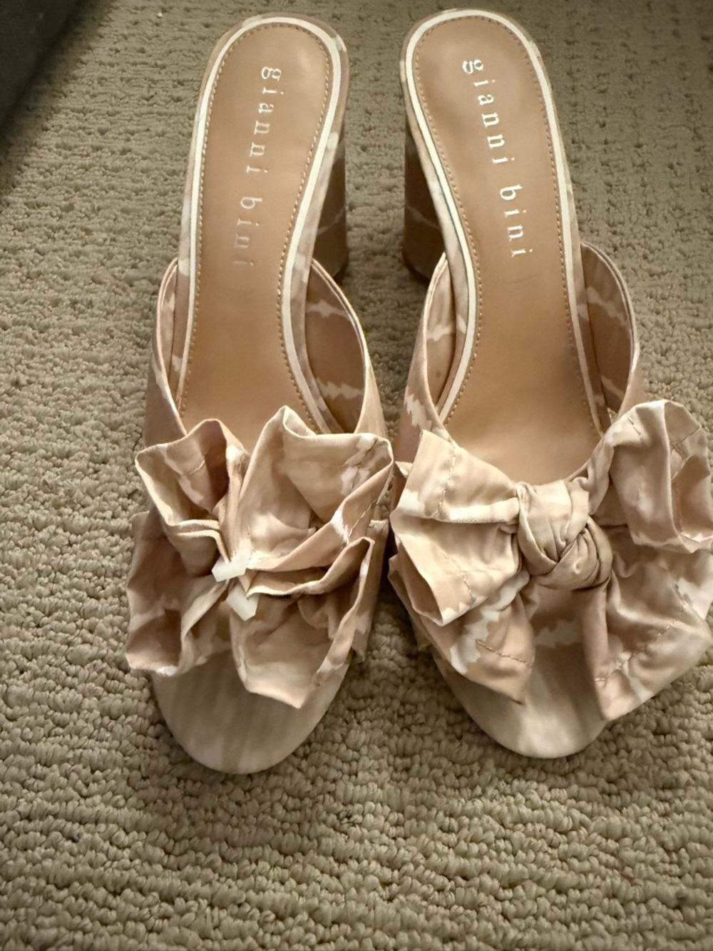 Gianni Bini Taupe Floral Bow Block Heel Mules/Fits More like an 11